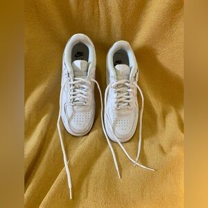 Women’s 8.5 Nike Air.